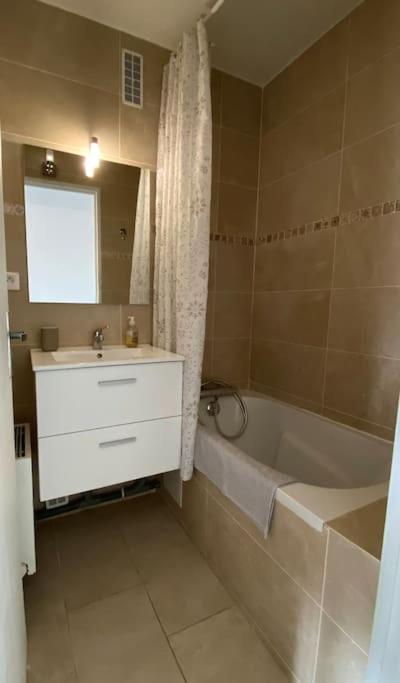 Beau Studio Cosy Et Calme - Face A La Gare De Rosny-Sous-Bois - 20Mn De Paris Et Disneyland 외부 사진